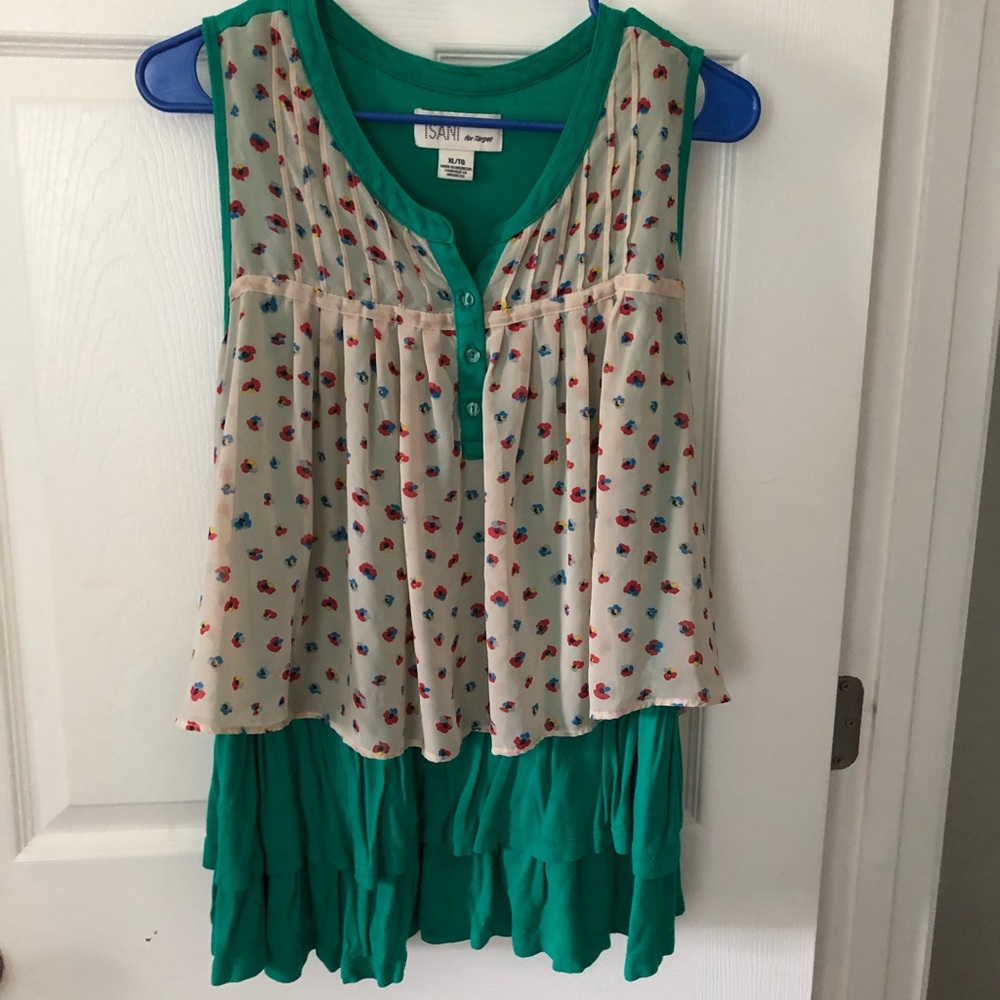 Cute sleeveless top w/floral overlay